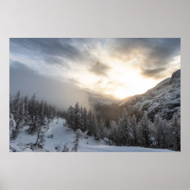 Sol ger skugga vid bedövande vinterlandskap poster