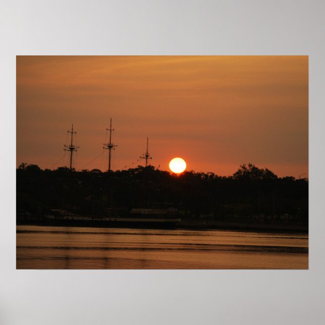 Sol-inställningen bakom Pirat-Frakten Poster.... Poster (Framsidan)