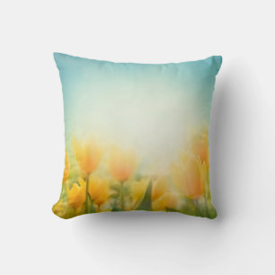 Sol Kissed Gult Tulips Throw Couch Pillow Kudde