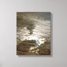 SOL, MOLN REFLEKTERADE I EN VULKANISK TERMISK POOL