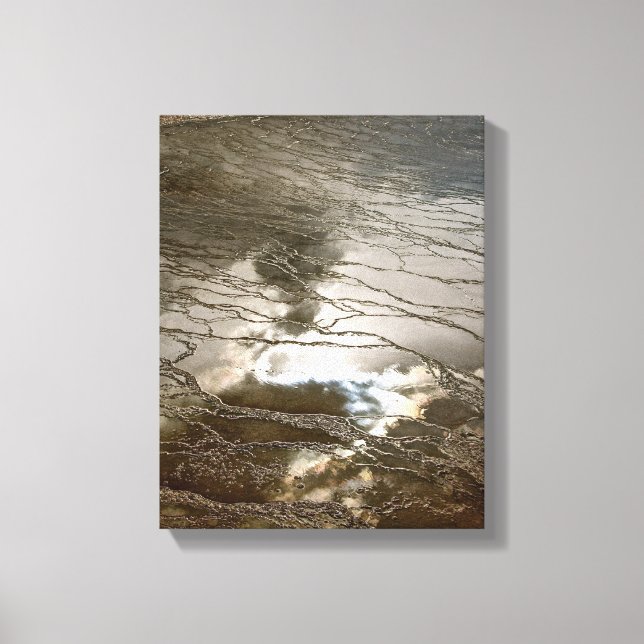 SOL, MOLN REFLEKTERADE I EN VULKANISK TERMISK POOL CANVASTRYCK (Framsida)