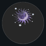 Sol och Måne Whimsigothic Gothic Witchy Witch Runt Klistermärke<br><div class="desc">Ett mystiskt sol och måne-mönster med gotisk,  häxaktig,  Whimsigoth-påverkan. Magisk och celestial.</div>