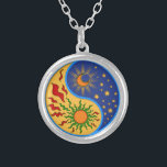 Sol och Måne Yin Yang Colorful Silverpläterat Halsband<br><div class="desc">Ett Yin Yang sol och måne i en papper urklippning i stil.</div>