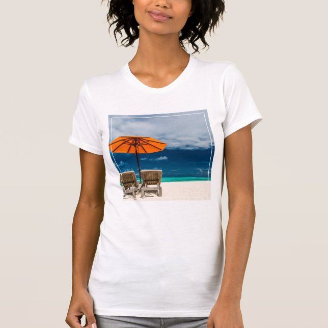 Sol Paraply på Sandy Beach|Maldiverna Tee (Framsida)