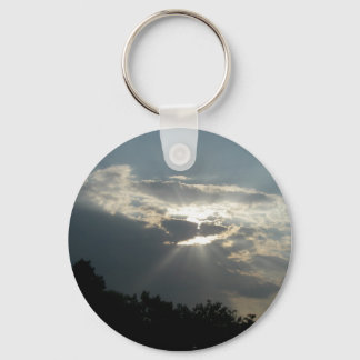Sol Rays som bläddrar igenom molnens nyckelkedja Nyckelring