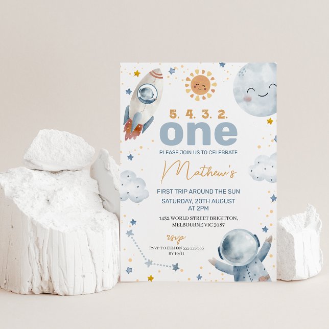 Sol Runt första Resa runt Sol 1:a födelsedag Inbjudningar (Cute boy's first trip around the sun first birthday invitation featuring a sun, spaceman and more.)