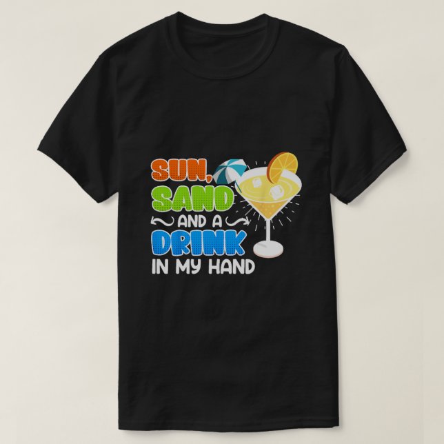 Sol Sand och Drink i mitt Hand Funny Vacation Summ T Shirt (Design framsida)