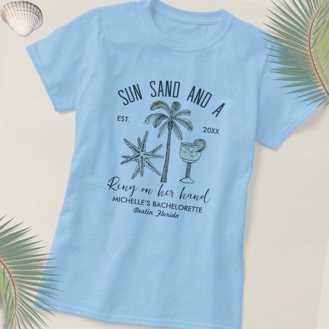 Sol Sand Ring på hennes hand Bach Party Bridesmaid T Shirt (Skapare uppladdad)