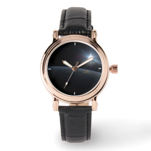 Sol sätter sig över jordens Horisont. Armbandsur