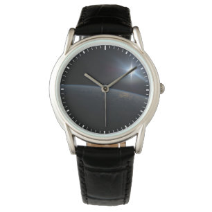 Sol sätter sig över jordens Horisont. Armbandsur