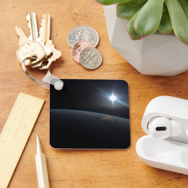 Sol sätter sig över jordens Horisont. Nyckelring (Skrivbord)