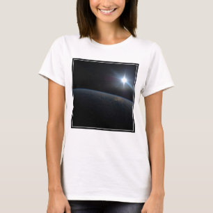 Sol sätter sig över jordens Horisont. T Shirt