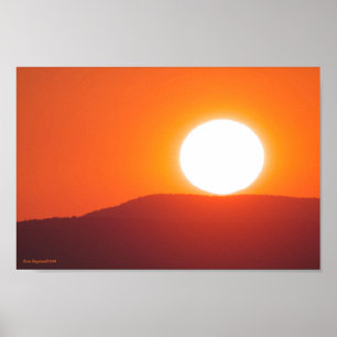 Sol sitter ovanpå berget poster