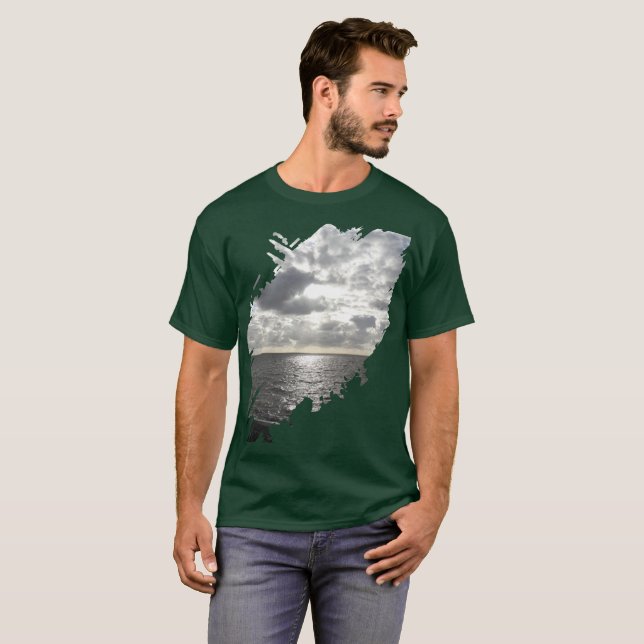 Sol som skiner genom moln t shirt (Hel framsida)
