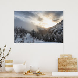Sol som skiner på fantastisk vinterscen poster