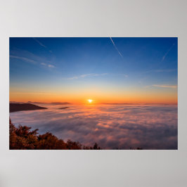 Sol, som toppar över molnen på morgonen poster