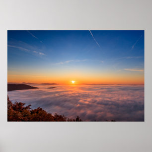 Sol, som toppar över molnen på morgonen poster