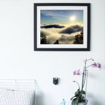 Sol stigning ovanför molnen över Colorado Vår.