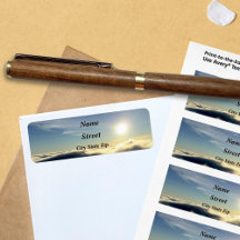 Sol stigning ovanför molnen över Colorado Vår.