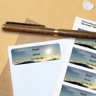 Sol stigning ovanför molnen över Colorado Vår. Returadress Etikett