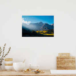 Sol stigning på hästar vid sjö Fusine, Italien Poster