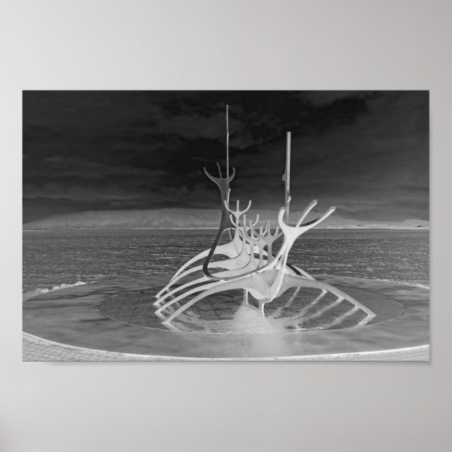 Sol Voyager Sculpture, Island, Reverse B/W Poster (Framsidan)