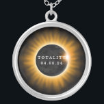 Solar Eclipse 2017 Silverpläterat Halsband<br><div class="desc">En total solnedgång inträffade den 8 april 2024 och passerade Mexiko,  Förenta staterna och Kanada. Detta halsband har texten "Totality 04.08.24". En bild med orange och svart sol och måne i mitten representerar förmörkningen.</div>