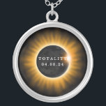 Solar Eclipse 2017 Silverpläterat Halsband<br><div class="desc">En total solnedgång inträffade den 8 april 2024 och passerade Mexiko,  Förenta staterna och Kanada. Detta halsband har texten "Totality 04.08.24". En bild med orange och svart sol och måne i mitten representerar förmörkningen.</div>