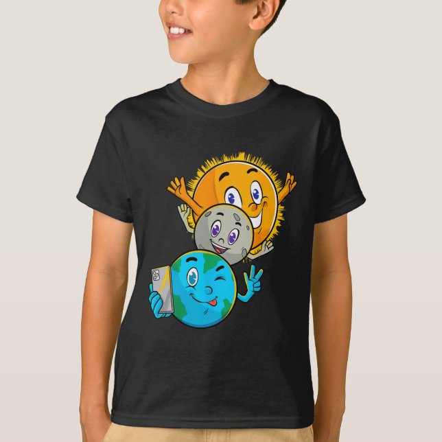 Solar Eclipse 2024 Funny Earth Sol Måne Selfie Spa T Shirt (Framsida)