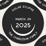 Solar Eclipse 2025 Personlig Runt Klistermärke<br><div class="desc">Fira Solar Eclipse den 29 mars 2025 med denna personlig. Ändra familjen namn och vilken text som helst som du vill anpassa.</div>