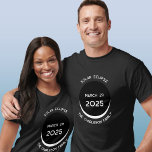 Solar Eclipse 2025 Personlig T-Shirt<br><div class="desc">Fira Partial Solar Eclipse den 29 mars 2025 med denna personlig T-shirt. Ändra familjen namn och vilken text som helst som du vill anpassa.</div>