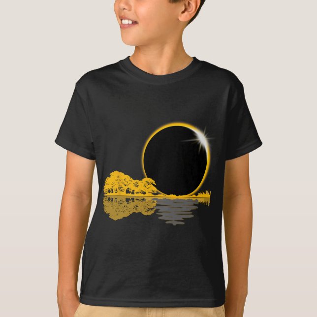 Solar Eclipse Guitar Nature Måne Retro Stil Guita T Shirt (Framsida)