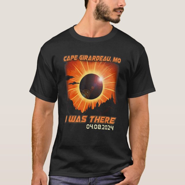 Solar Eclipse Mountain Hiking Cape Girardeau Misso T Shirt (Framsida)