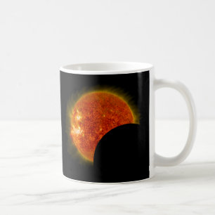 Solar Eclipse under arbete Kaffemugg