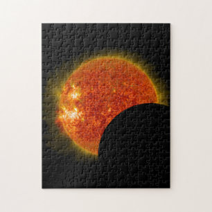 Solar Eclipse under arbete Pussel