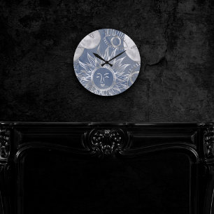 Solar Mystique Stars Sol i Dusty Blue Silver Mån Rund Klocka