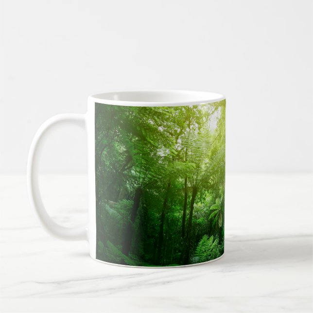 Solbelyst kanopi från träd i tropiska djungeln  kaffemugg (Vänster)
