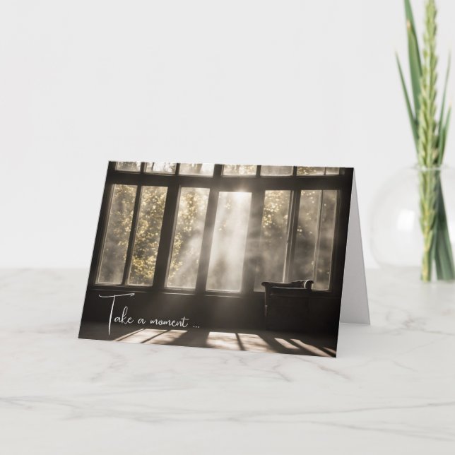 Solbelyst rum med tom stol kort (Framsida)