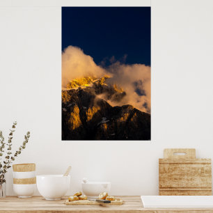 Solbelysta berg täckta av moln poster