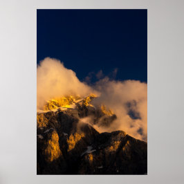 Solbelysta berg täckta av moln poster