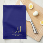 Solblått fast Färg Guld-Namn med monogrammed famil Kökshandduk<br><div class="desc">Ladda upp anpassningsbar Lägg till Eleganten Foto eller Logotyp Text Modern Cute Monogrammed Kitchen & Dining / Bord & Kitchen Linens/ Original Family Namn-mall Guld Monogram Navy Blue Solid Färg Kitchen Towel.</div>