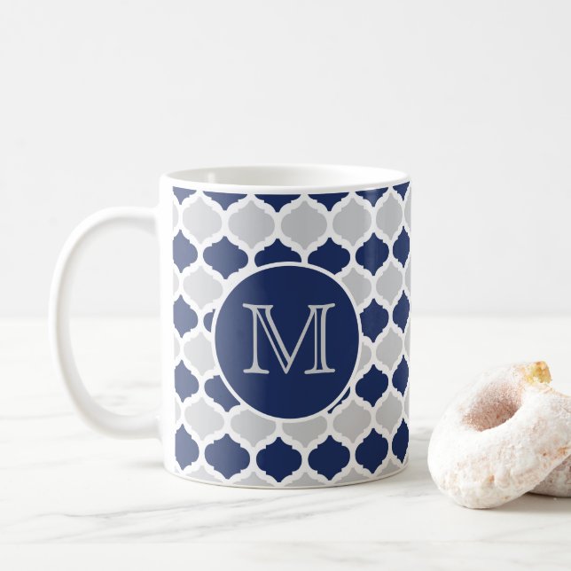 Solblått och Grått Quatrefoil Monogram Kaffemugg (Med munk)