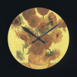 Solblommor av Van Gogh Rund Klocka<br><div class="desc">Fortfarande Life: Vas med femton solblommor som målas upp av Vincent van Gogh För uttrycksfrihet är inte bara ett sätt att se sak: det är också ett sätt att skapar dem, att måla dem. En expressionist målar inte "platt" och i rena toner - han bryter upp tonerna och använder dem...</div>