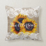 Solblommor bröllop burlap snöre newlyweare kudde<br><div class="desc">Rustic elegant snyggt bröllop är en personlig gåva av en dekorativ kudde på beige faux burlap med vackra guld solblommor i gult och vitt snöre gräns i på båda ansikten. * Enkel att anpassa med den nya familjen namn på framsidan och med bridens och gruppens namn och bröllop på baksidan....</div>