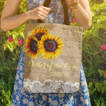 Solblommor, burlap snöre bröllop budens mamma tygkasse<br><div class="desc">Rustik elegant sommar eller höst faller bröllop snyggt budens mamma / mor i groomen / brudgummen / maid of honor / blommflicka i säcken på beige faux burlap med vackra guld solblommor och vitt snöre gult på båda gränser. * Enkel att anpassa med namn på framsidan och med bridens och...</div>