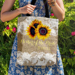 Solblommor, burlap snöre bröllop budens mamma tygkasse<br><div class="desc">Rustik elegant sommar eller höst faller bröllopsdag snyggt budens mamma / mor i brudgummen / brudesmaid / maid of honor / hedersbete / blomflicka mot väskan på beige faux burlap med vackra guld solblommor och vitt snöre gult på båda gräns. * Enkel att anpassa med namn på framsidan och med...</div>
