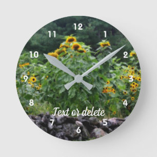 Solblommor längs Stone Wall Art Personlig Rund Klocka