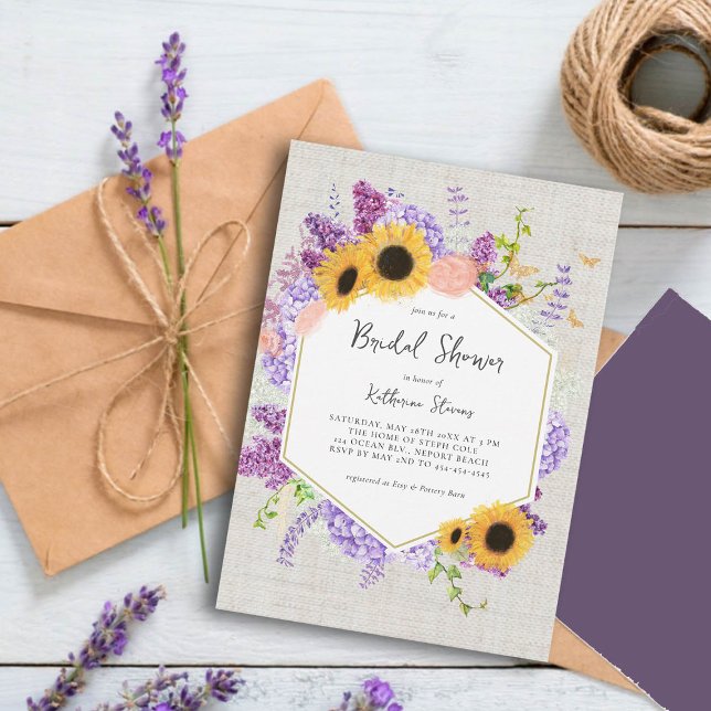 Solblommor Lilac Hexagon Rustic Chic Möhippa Inbjudningar (rustic bridal shower invitation sunflowers lilac hydrangea butterflies hexagon burlap country chic)
