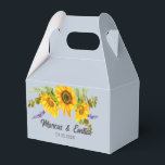 Solblommor på Blue Personligt bröllp Favoritbox Presentaskar<br><div class="desc">Söt bröllopsförmånslåda innehåller solrosbukett med vattenfärg på Plein Luft (en blek blå bakgrund) med anpassade textblock i modernt typsnitt</div>