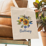 Solblommor Rustic Watercolor Bridesmaid Namn Tygkasse<br><div class="desc">Personlig av vattenfärgen boho navy & gult till säcken med en klassisk vit bakgrund som kan ändras till vilken färg som helst,  en visning för rustik solrossolros,  fjädrar och namn. Kan vara personlig för hela brudens sida,  inklusive maid of honor,  junior bridesmaid,  budens mamma,  mor i brudgummen och blomflicka.</div>